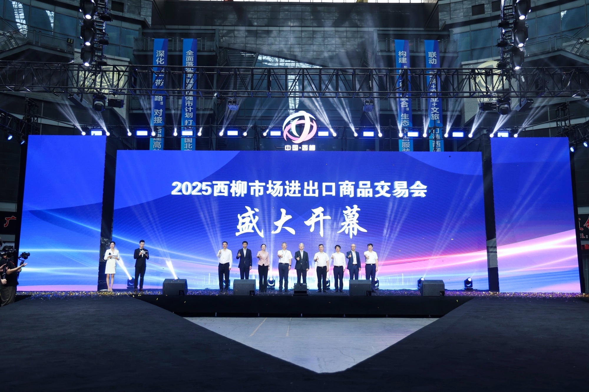 出口商品交易会暨西柳国际服装周启幕不朽情缘正规网站2025西柳市场进(图3)